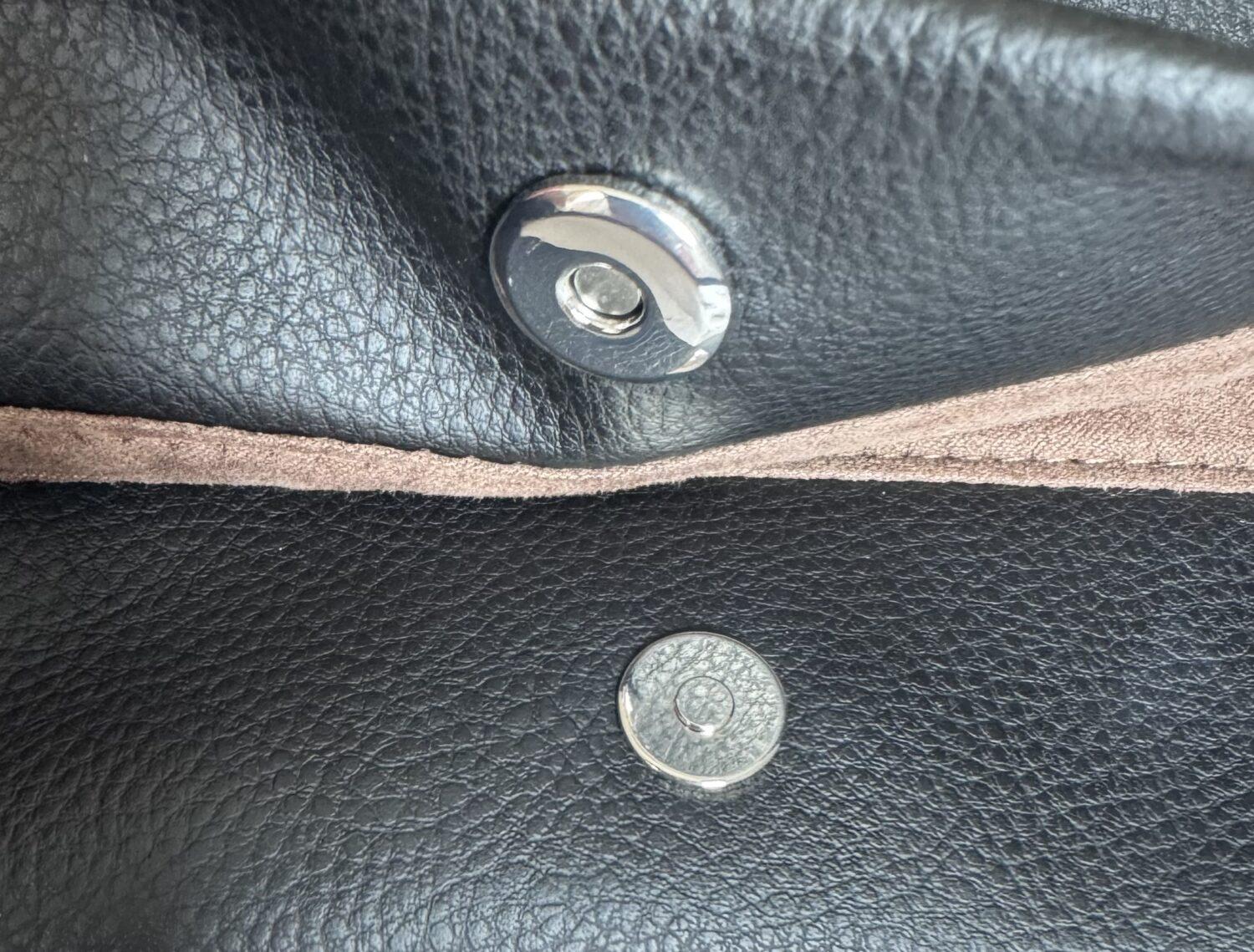LOVST TOKYOのApple 2Way Tote Bagのマグネット式ボタン