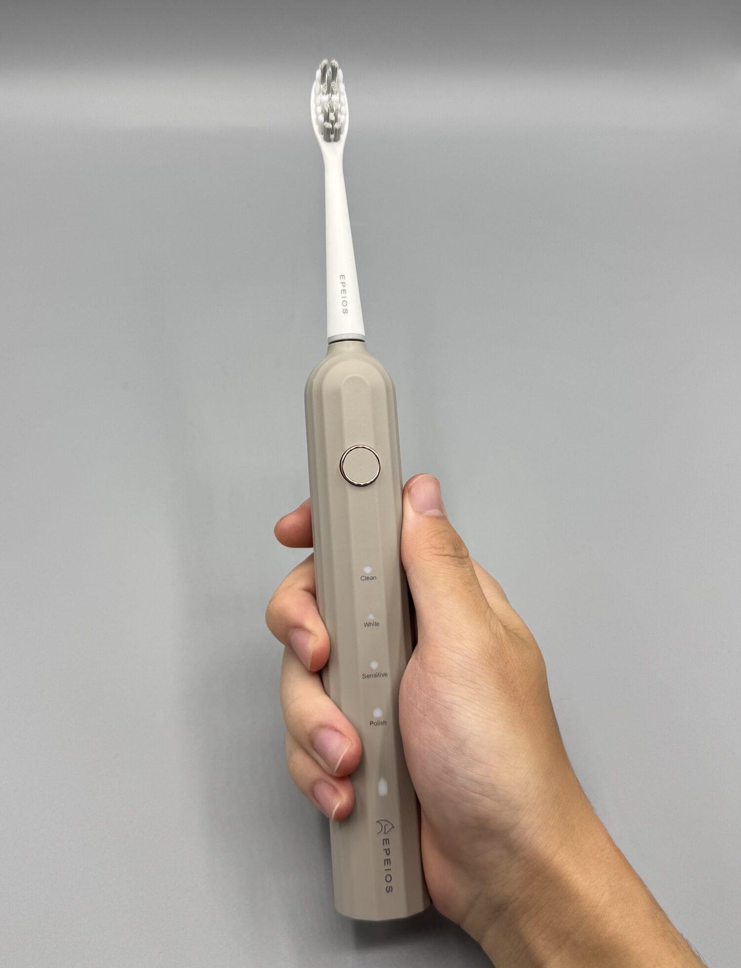 EPEIOS(エペイオス)の音波電動歯ブラシ OKare ET003を握る