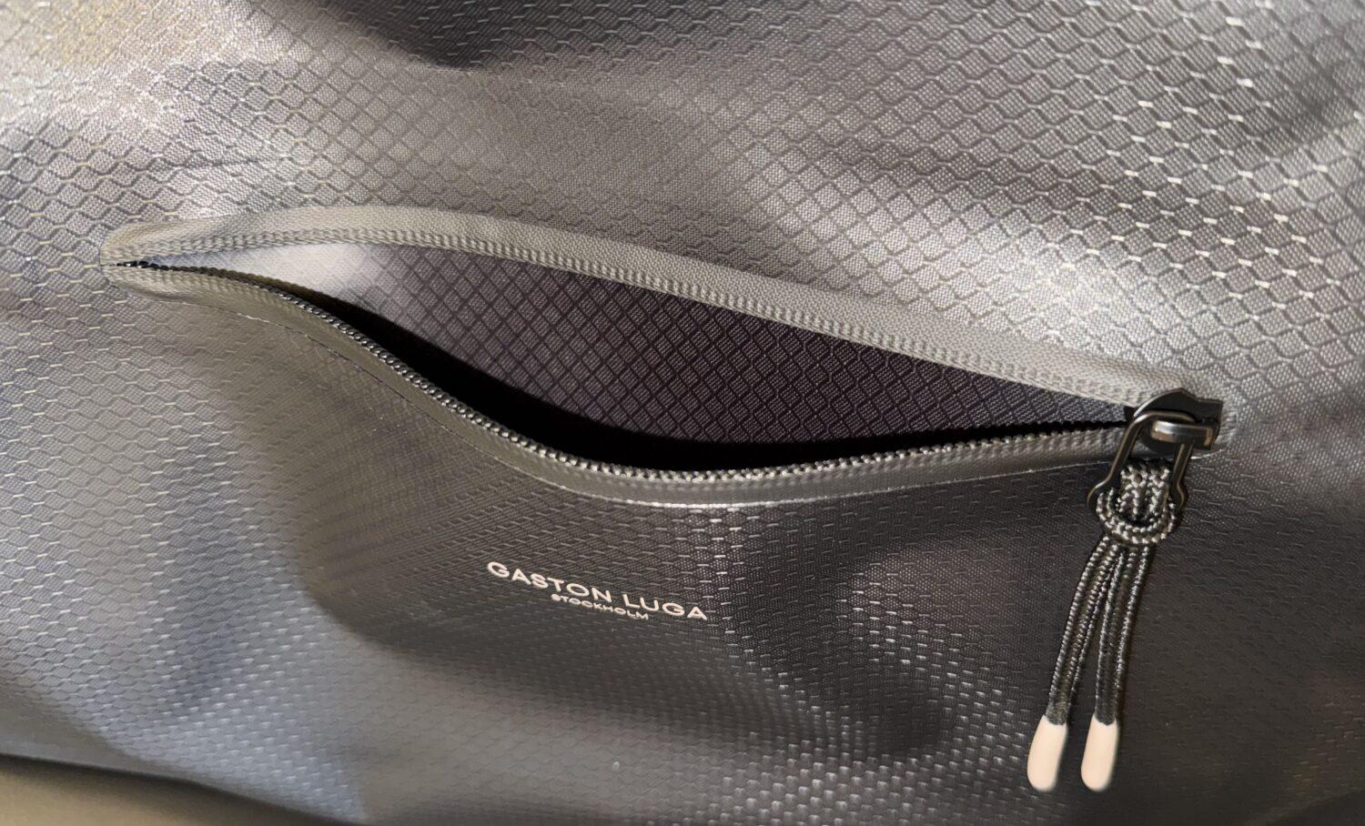 Gaston Luga(ガストンルーガ)のLightweight DuoSeal Duffelのフロントポケット