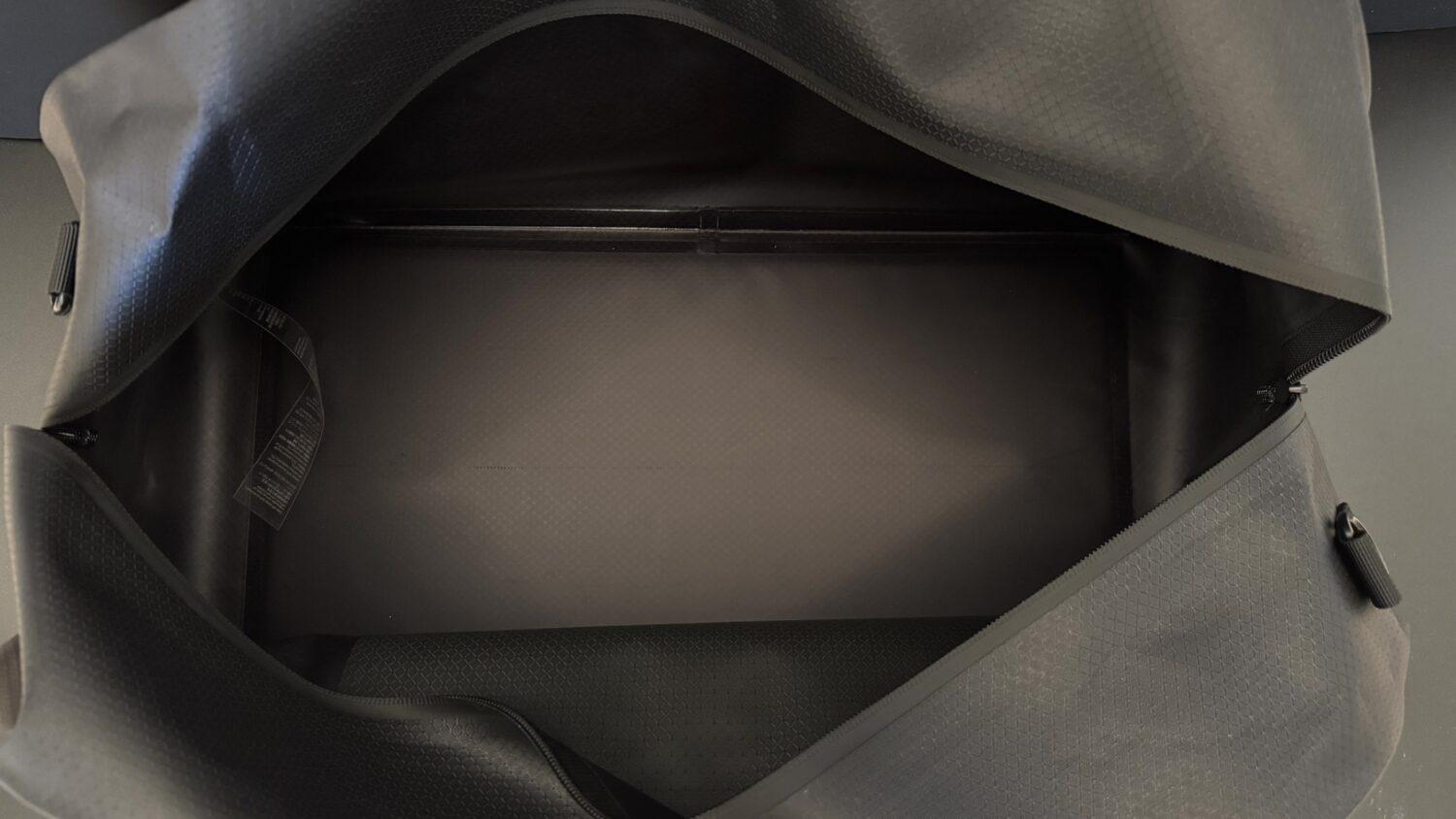 Gaston Luga(ガストンルーガ)のLightweight DuoSeal Duffelの開口部