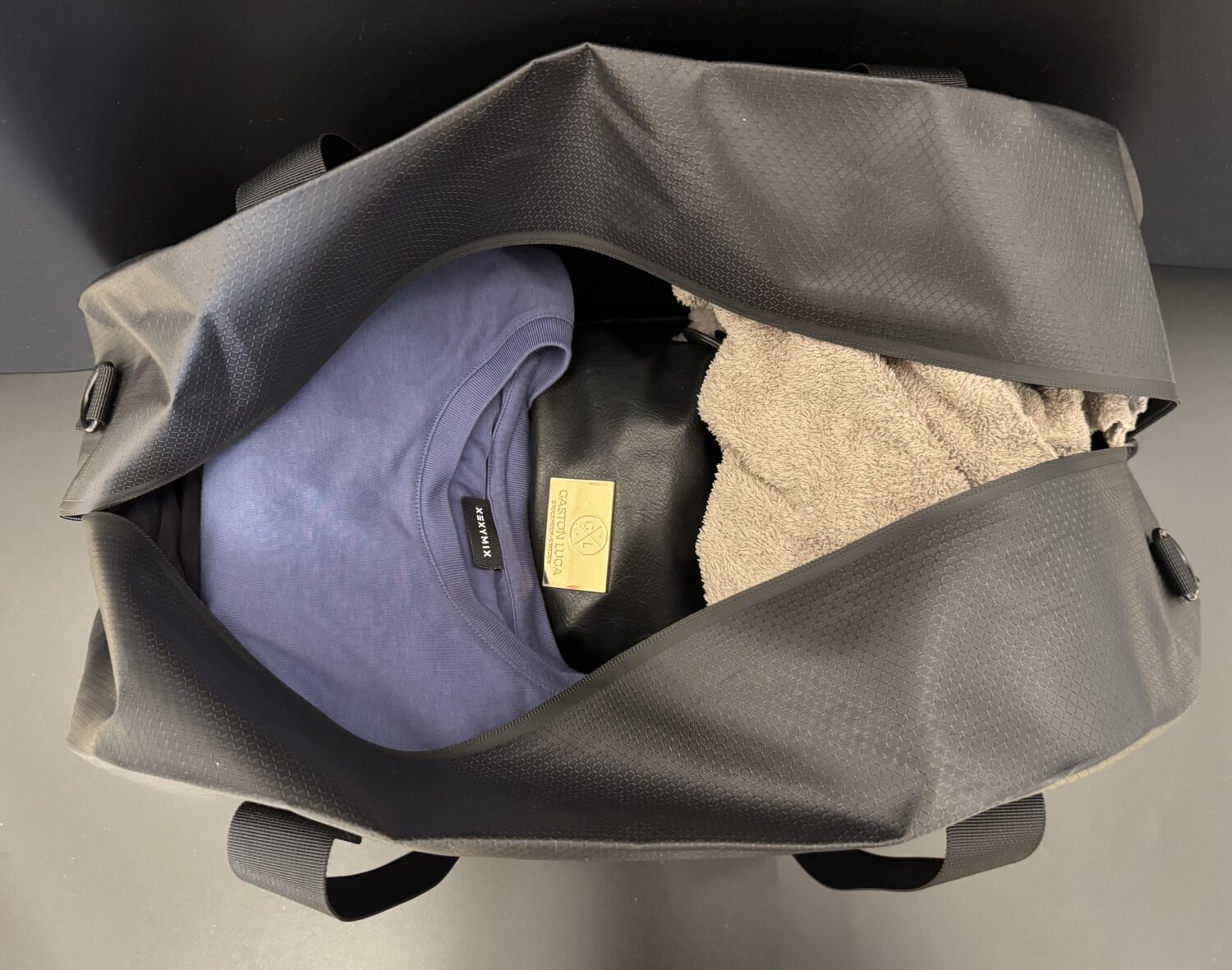 Gaston Luga(ガストンルーガ)のLightweight DuoSeal Duffelに入る荷物の量２