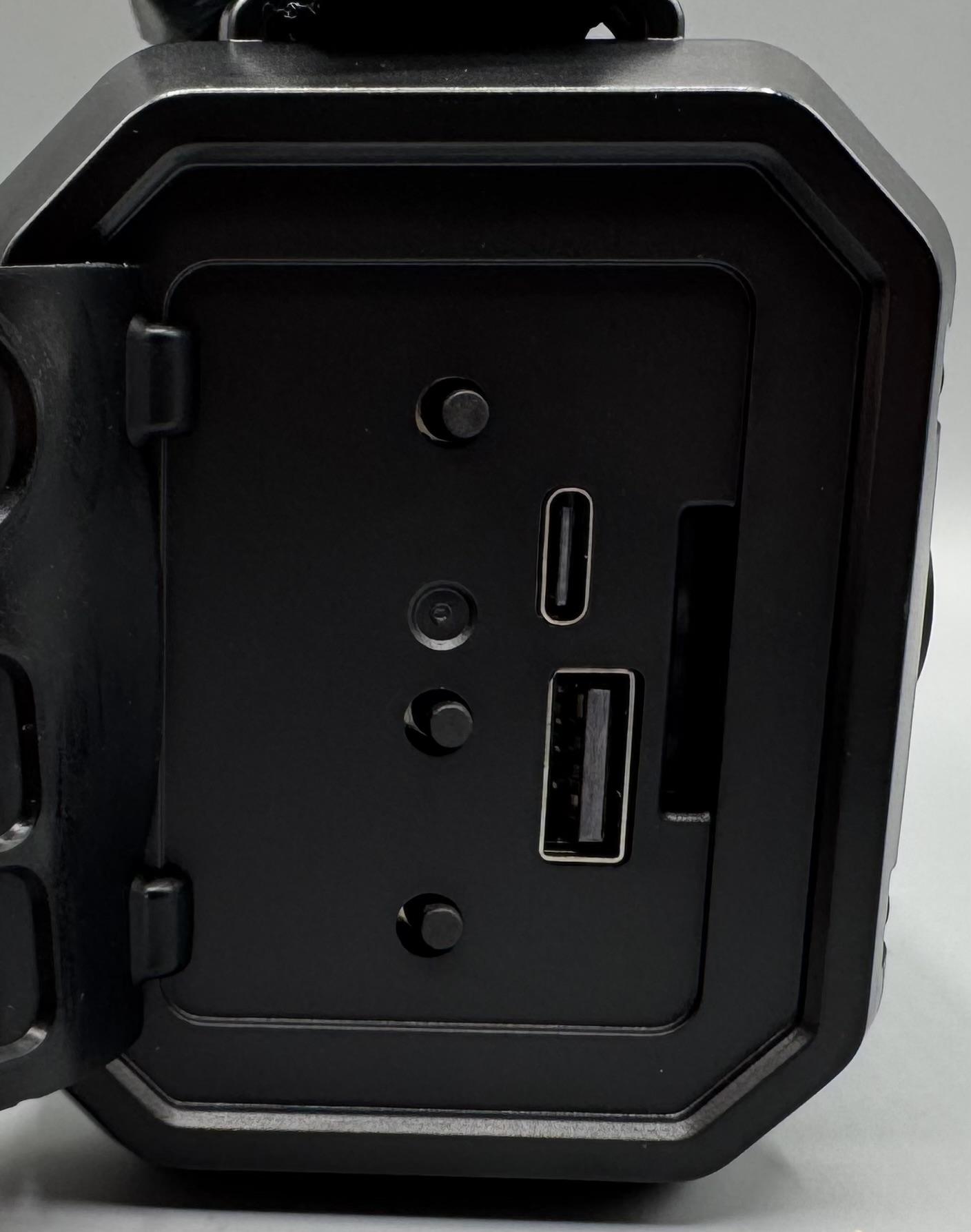 【ファミリー・ライフ】3WAY充電5WAY機能大容量10000mAh多機能防災ラジオの電源口