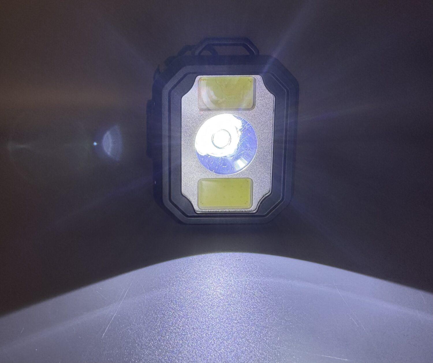 【ファミリー・ライフ】3WAY充電5WAY機能大容量10000mAh多機能防災ラジオのスポットライト１