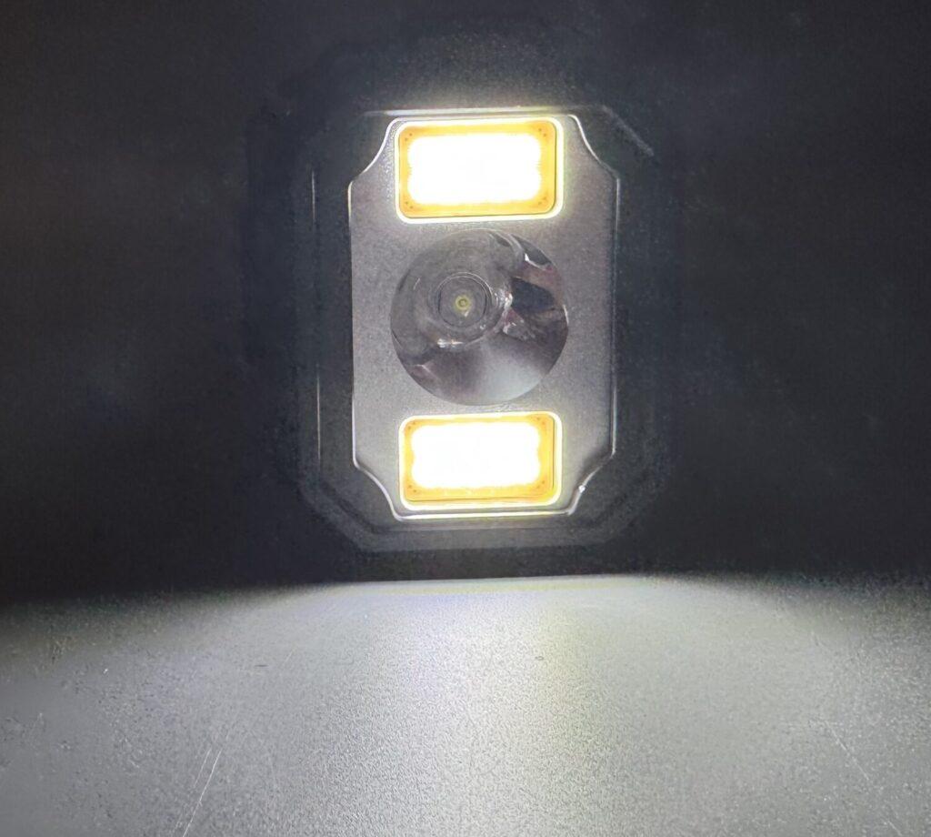 【ファミリー・ライフ】3WAY充電5WAY機能大容量10000mAh多機能防災ラジオの広角ライト1