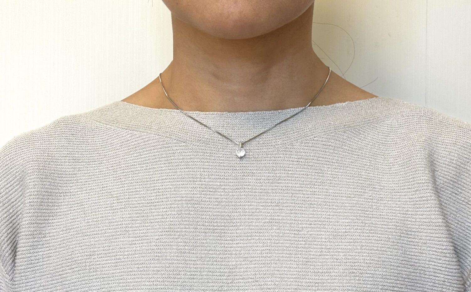 GLAM.の「シャイニージルコニアネックレス」をボートネックに着用