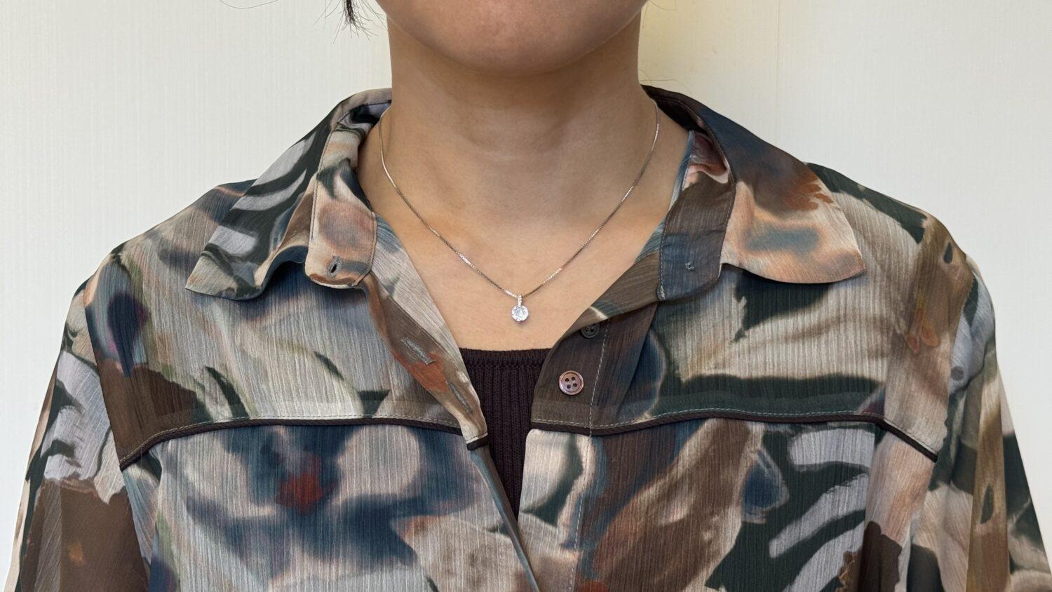 GLAM.の「シャイニージルコニアネックレス」をシャツに着用