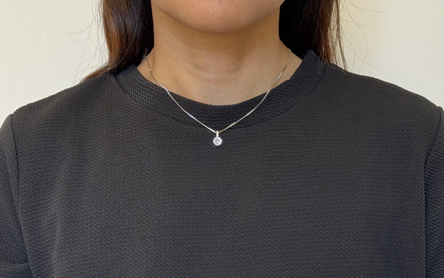 GLAM.の「シャイニージルコニアネックレス」シャツに着用