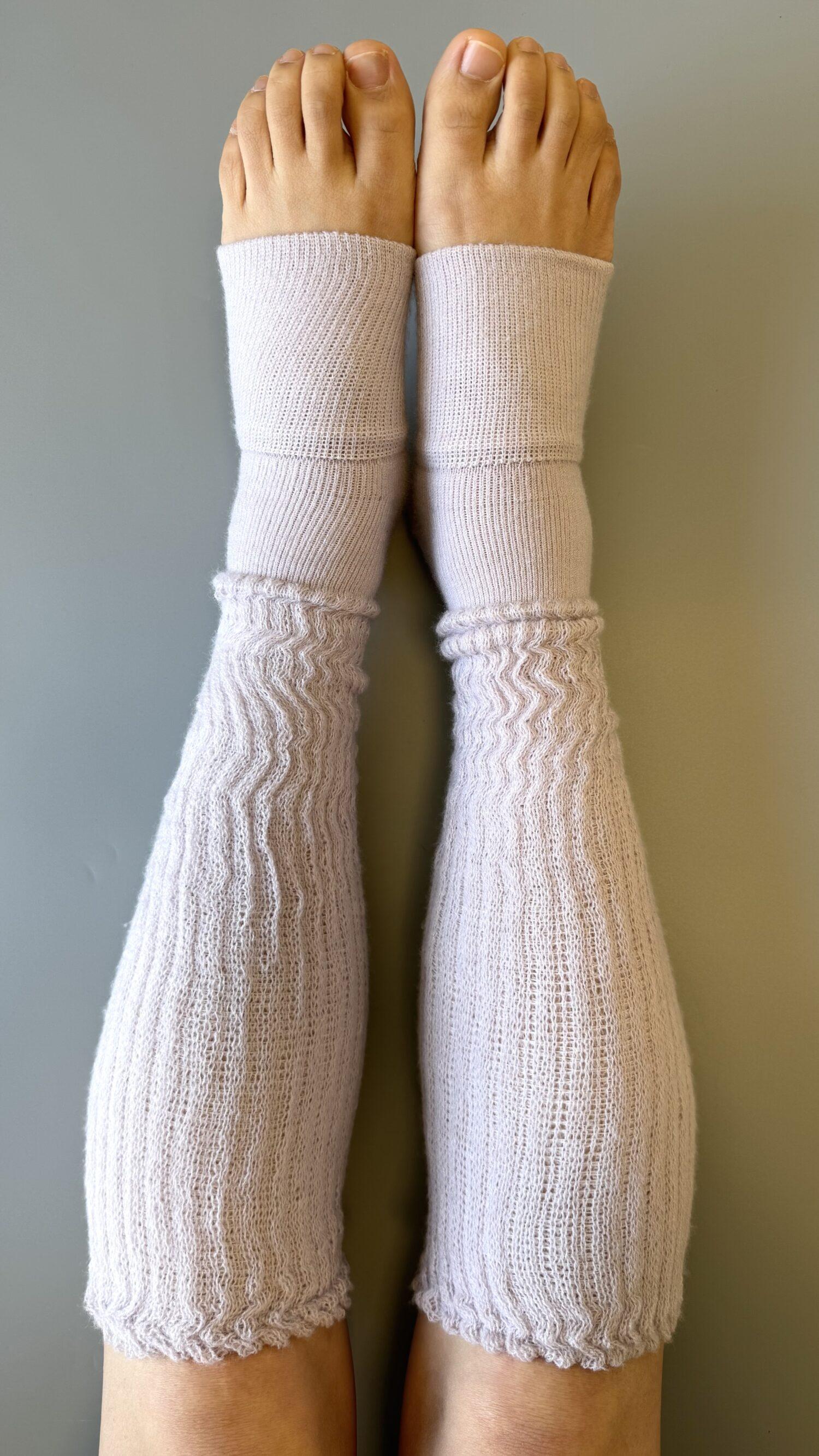 足湯のようなぽかぽかナイトウォーマー トゥレスソックスを着用１