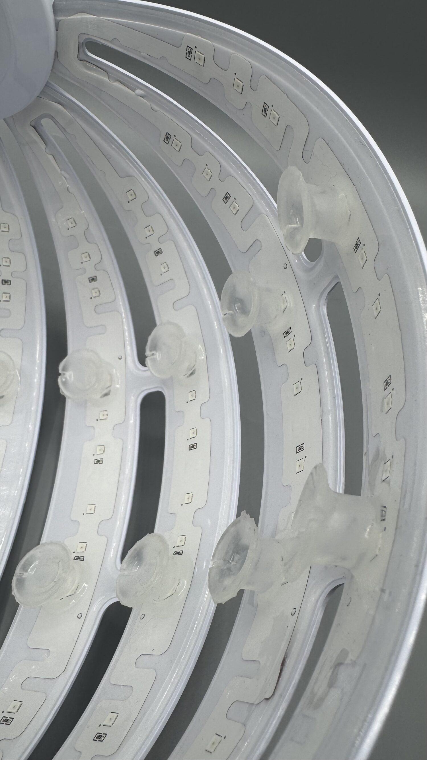 カレントボディ「LED 頭皮・頭髪ケアデバイス」の内側の吸盤