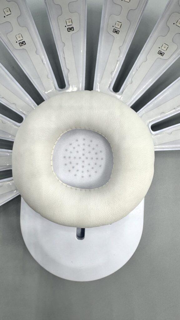 カレントボディ「LED 頭皮・頭髪ケアデバイス」のヘッドフォン