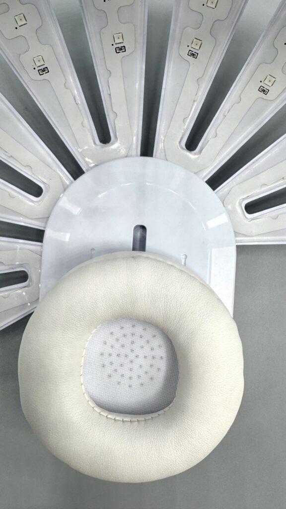 カレントボディ「LED 頭皮・頭髪ケアデバイス」のヘッドフォン２