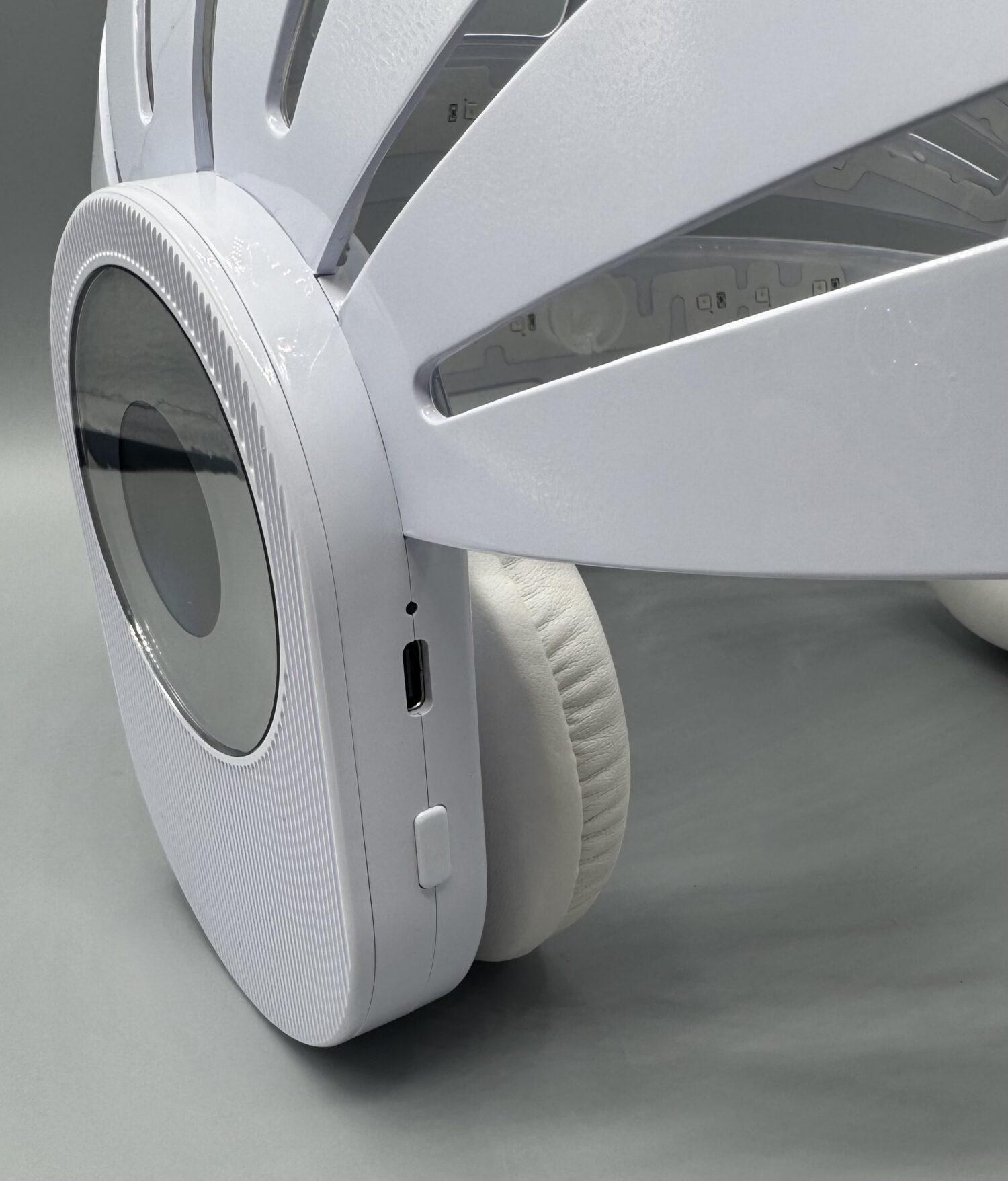 カレントボディ「LED 頭皮・頭髪ケアデバイス」の充電ポートとスイッチ