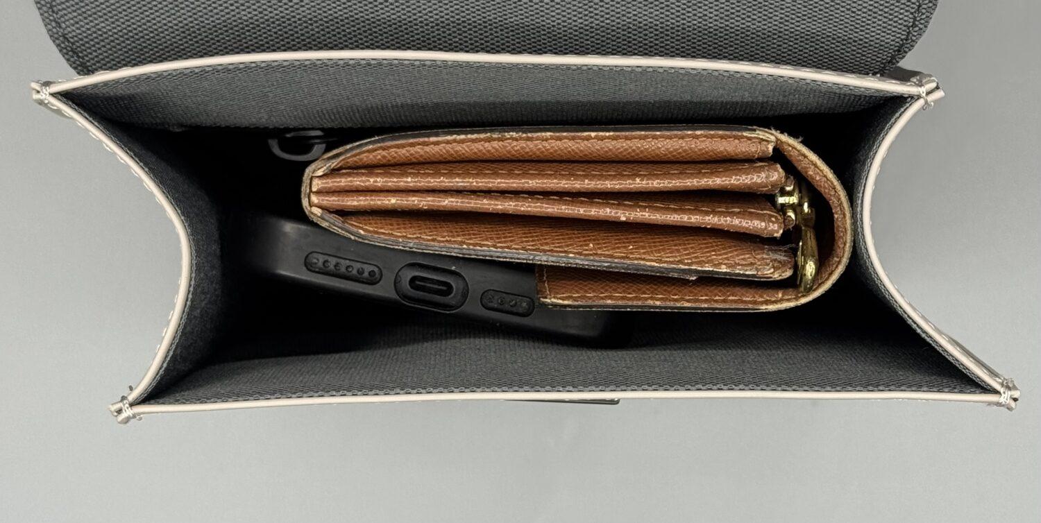 Spläsh ID Crossbody 収納力（長財布・スマートフォン）