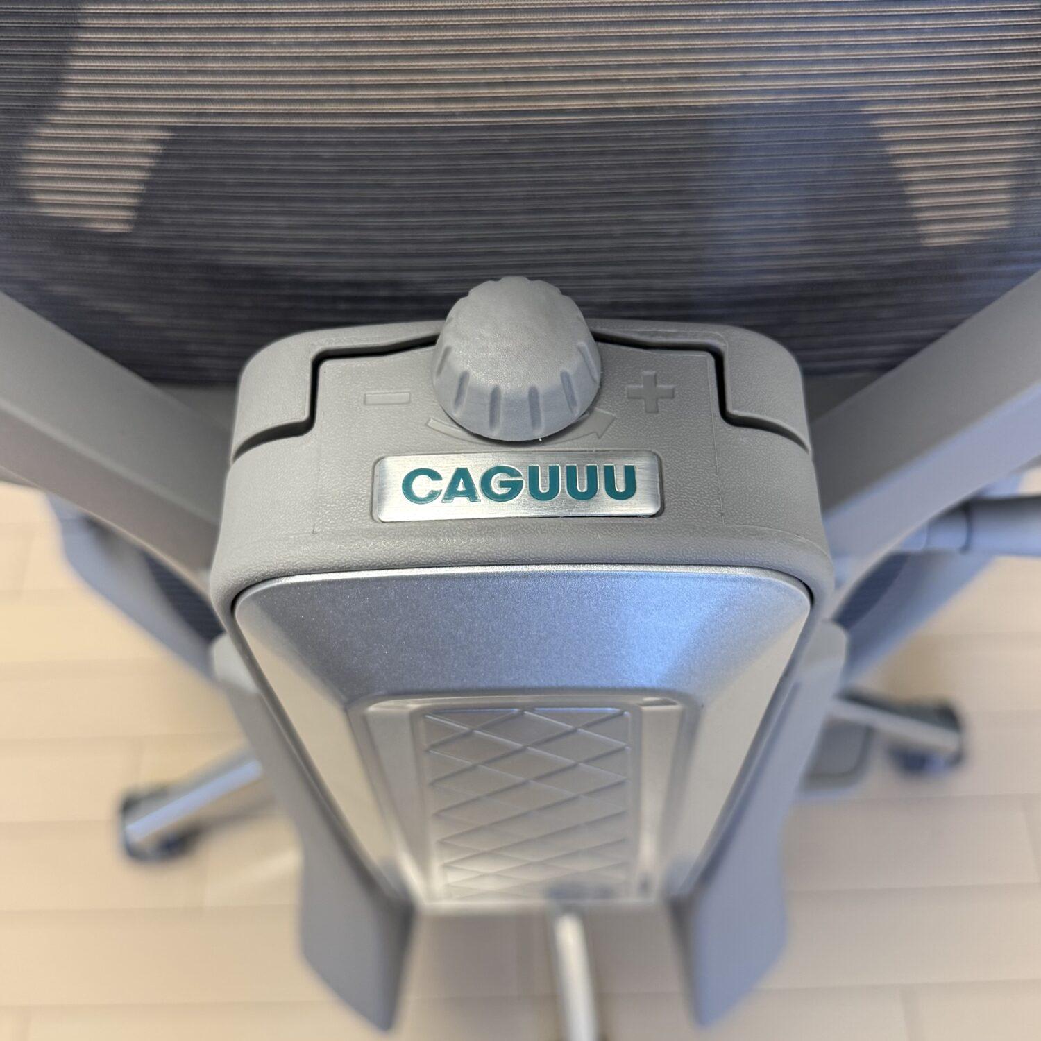 AXISU アクシスエルゴコアオフィスチェア 背面中央のチルトテンション調整ノブとCAGUUUロゴ