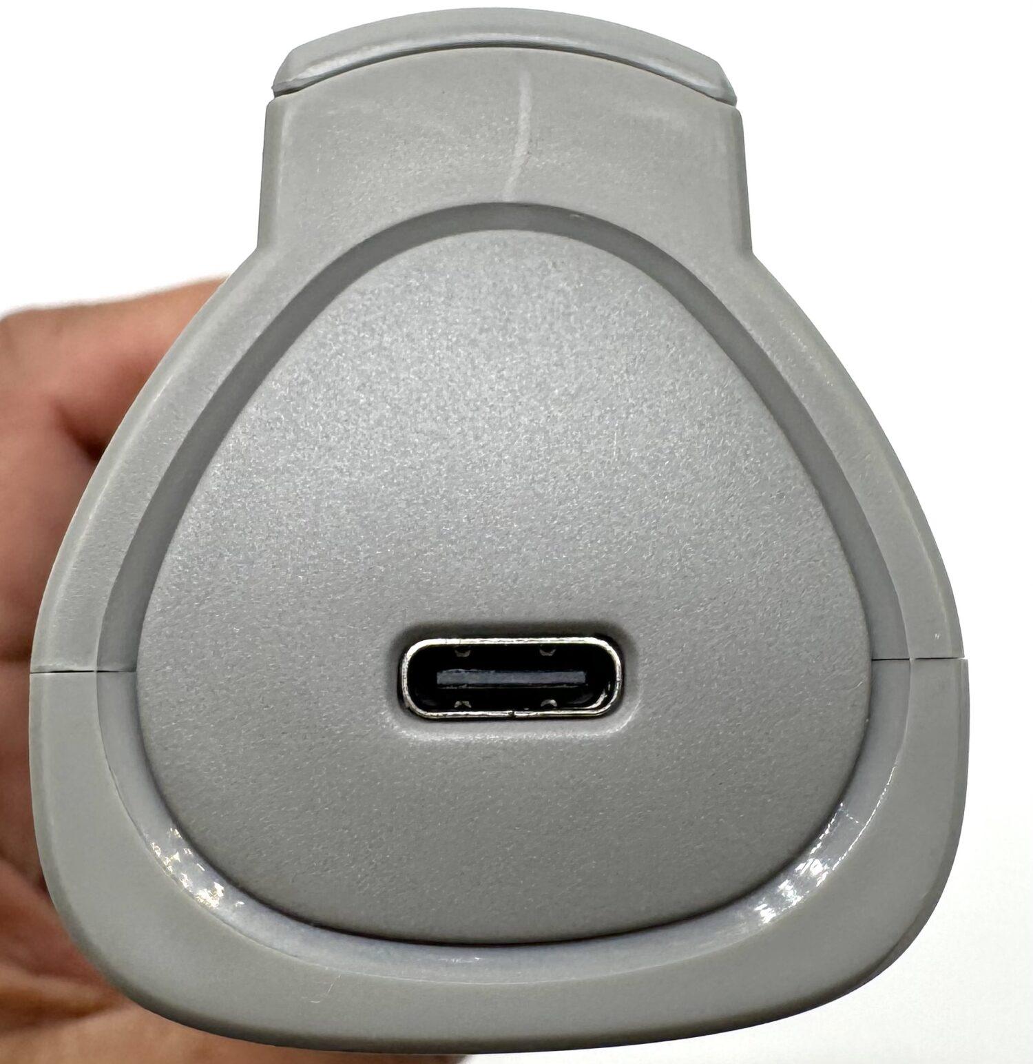 【CurrentBody】LEDマルチライトマスクのリモコン上部の充電口(USB-C)