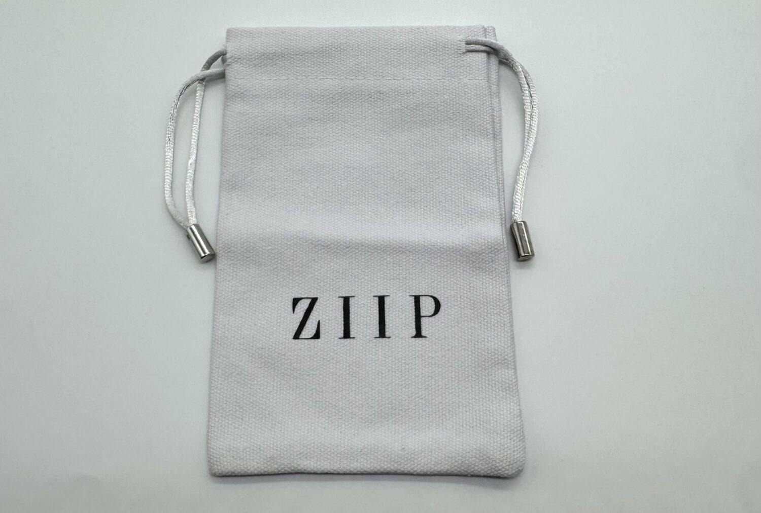 ZIIPロゴ入りの収納バッグ(巾着ポーチ)