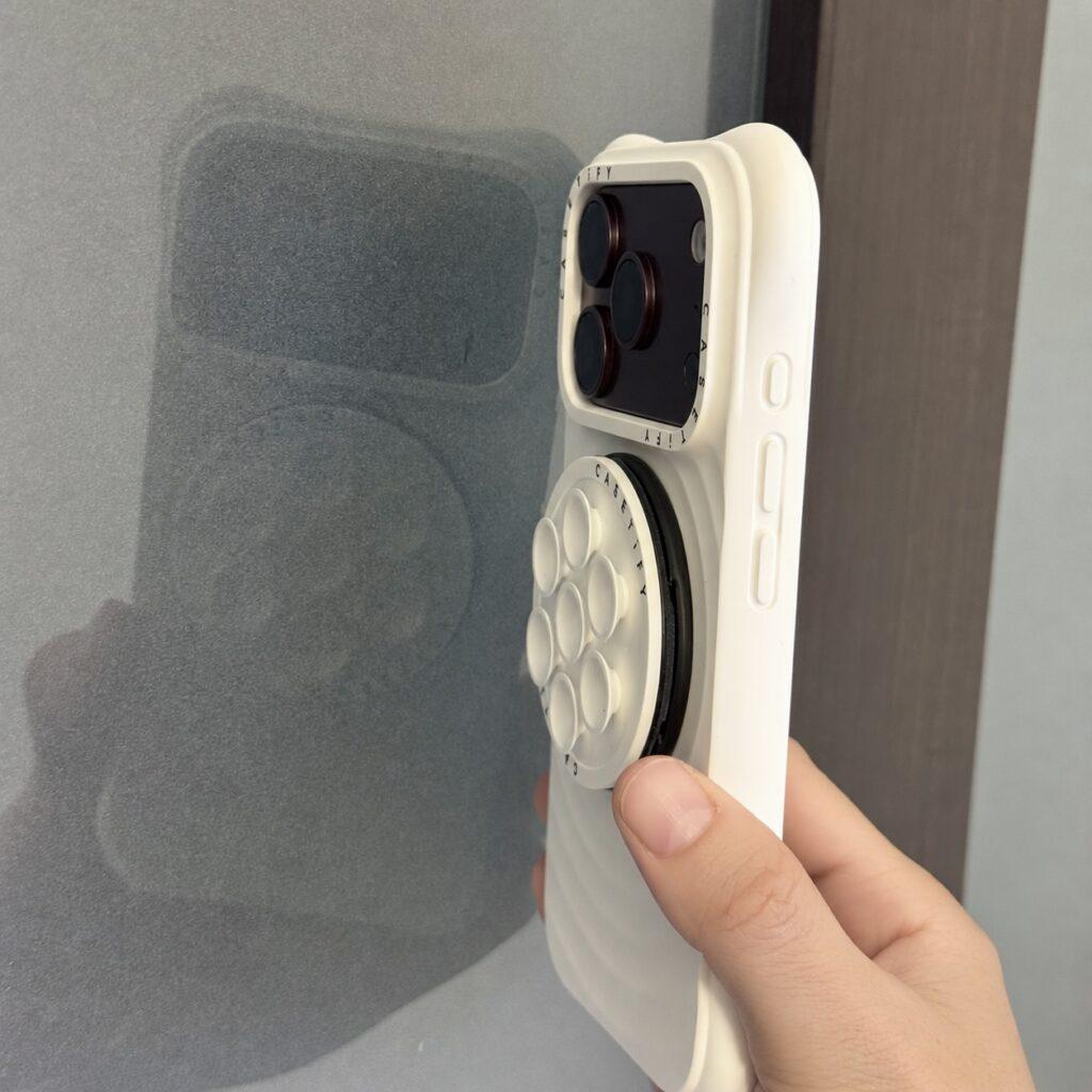 CASETiFY Snappy グリップスタンドの吸盤を壁に押し当てるところ
