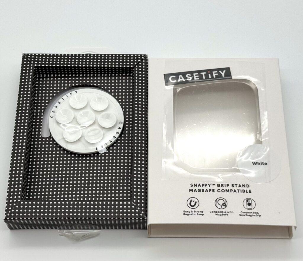 CASETiFY Snappy スナップ & スティック グリップスタンドのパッケージを開けた状態