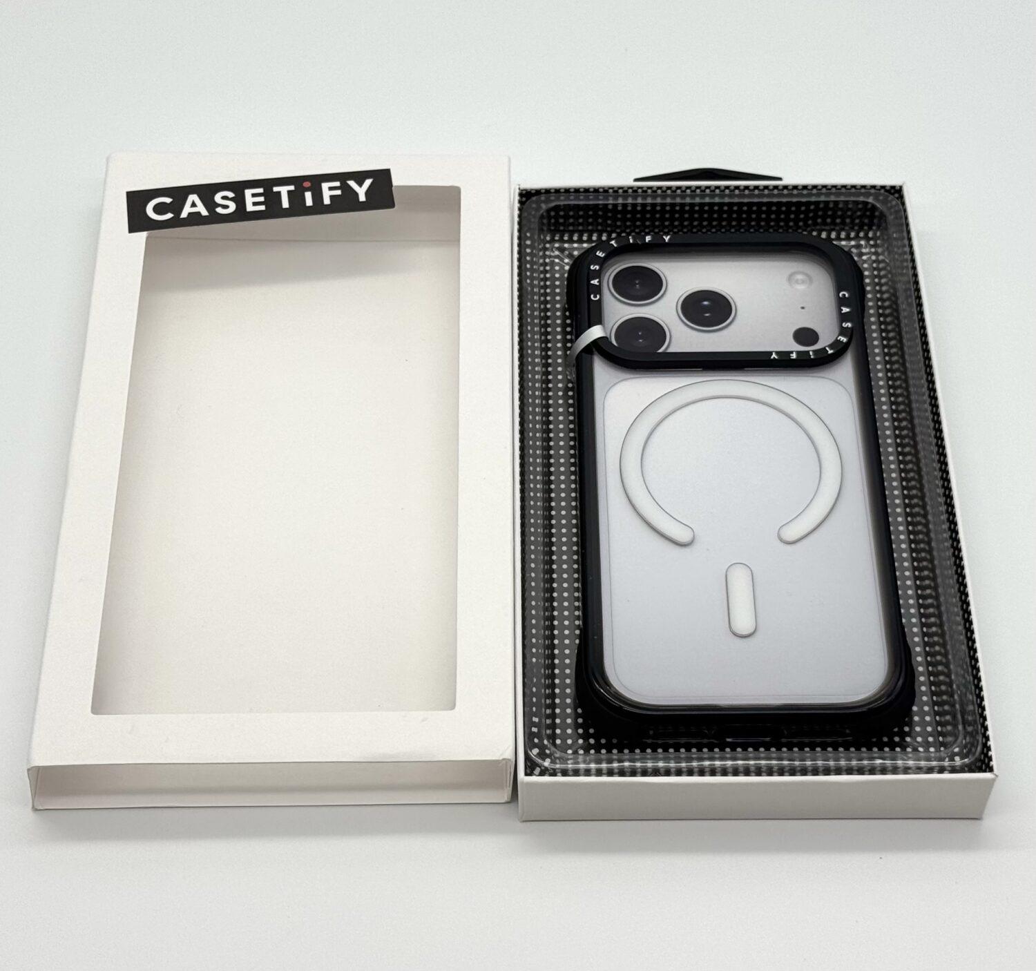CASETiFY ウルトラインパクトケースを箱から引き出したところ