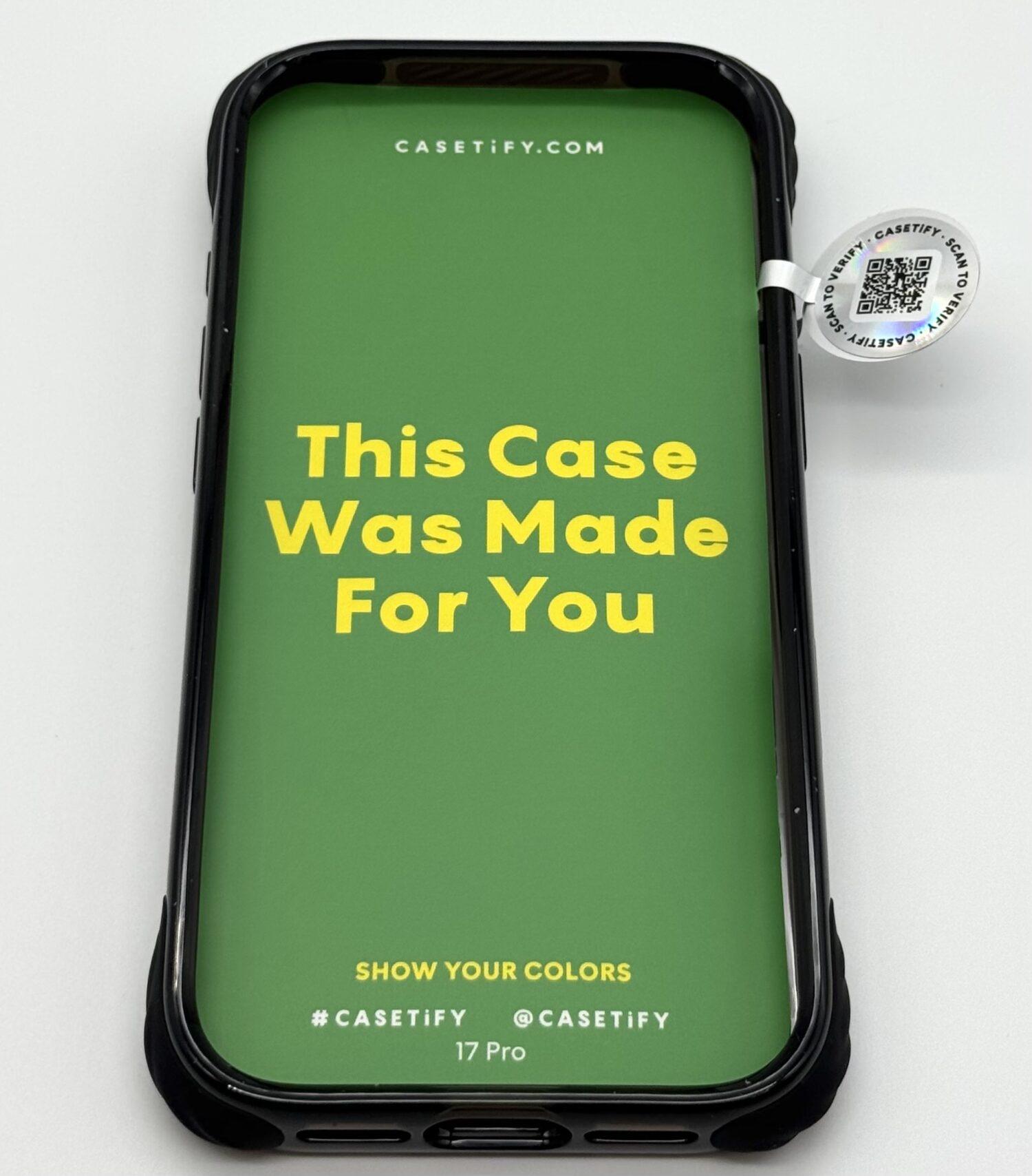 CASETiFY ウルトラインパクトケースを正面から見た様子と付属カード