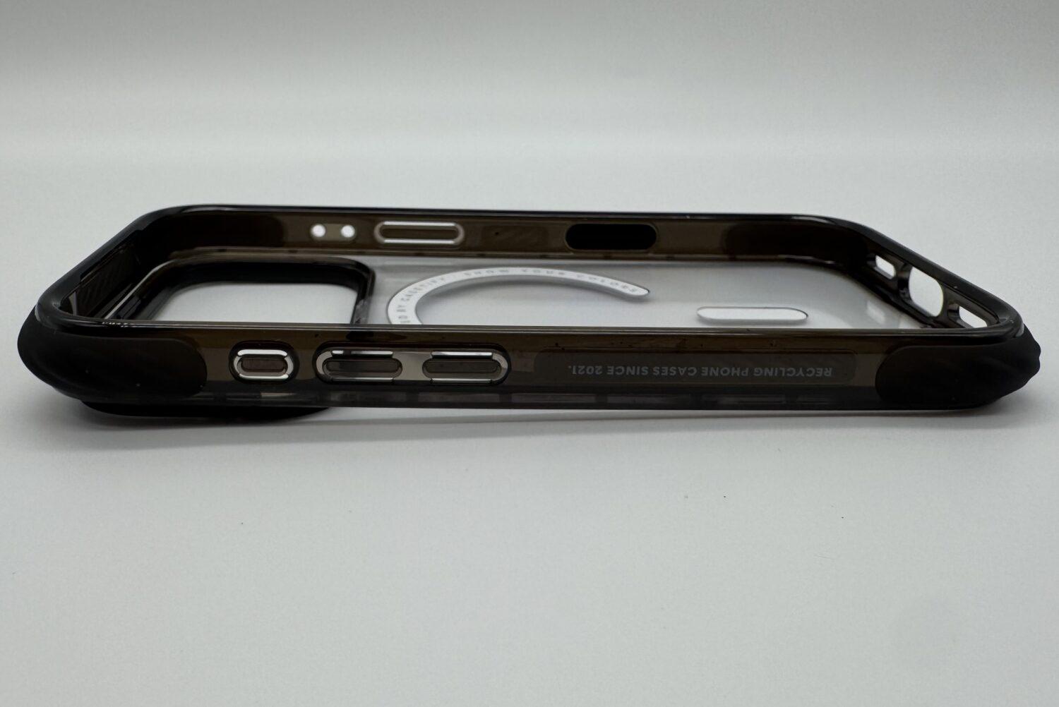 CASETiFY ウルトラインパクトケースの側面とボタン部分