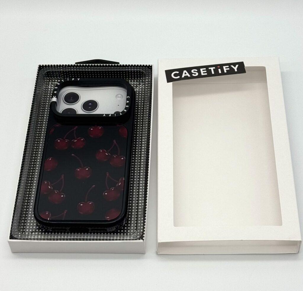 CASETiFYのパッケージを開けた状態とケース本体