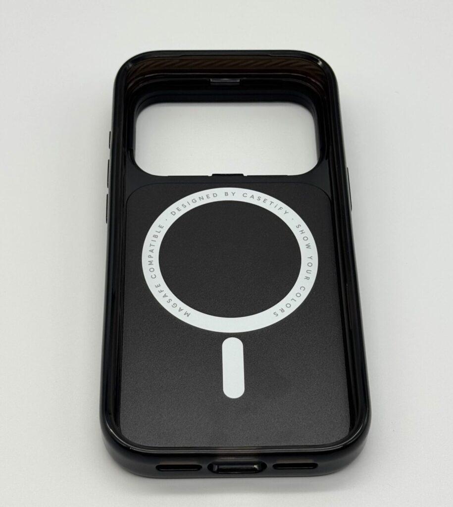 CASETiFYのインパクト リングスタンド ケース内側にあるMagSafe対応の白いリング