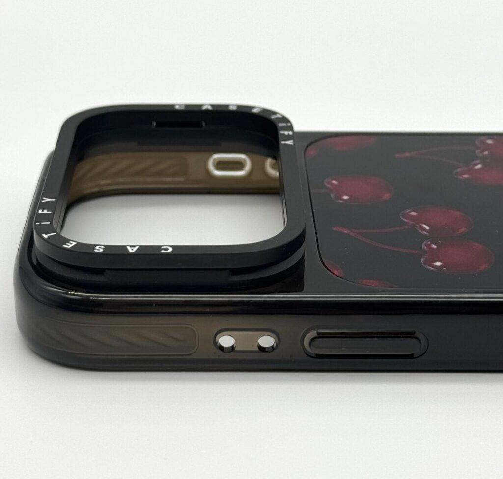 CASETiFYのインパクト リングスタンド ケース側面のストラップホールとボタン部分