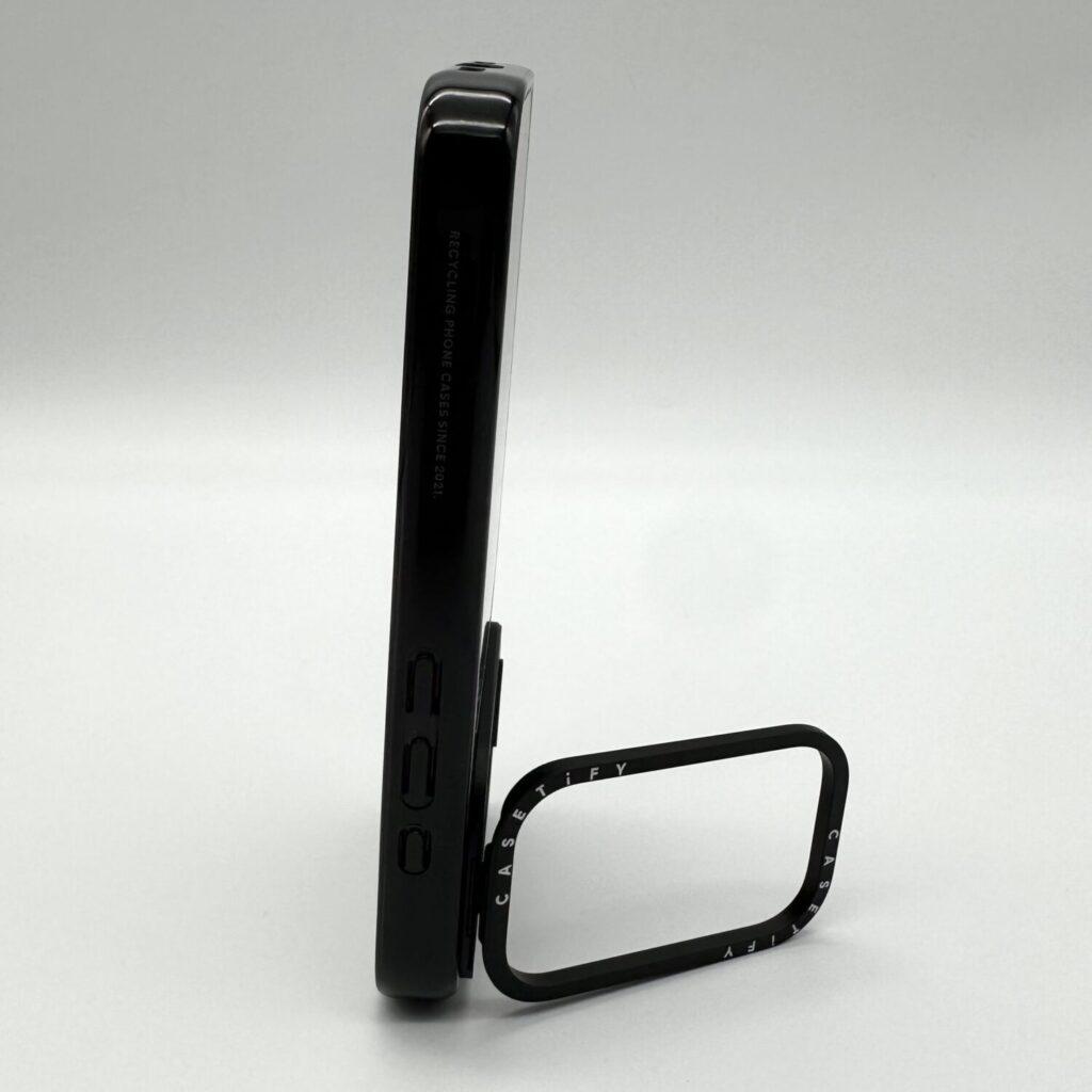 CASETiFYのリングスタンドを浅い角度に調整してiPhoneを立てた状態
