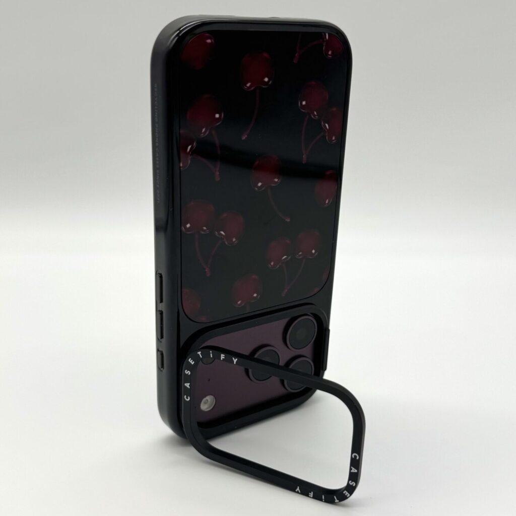 CASETiFYのリングスタンドでiPhoneを縦向きに自立させた状態