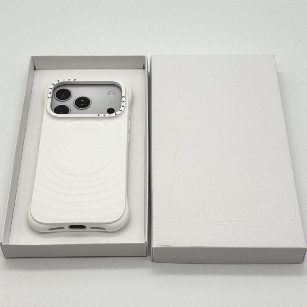 CASETiFY ウェーブ シリコンケースの箱を開けた状態
