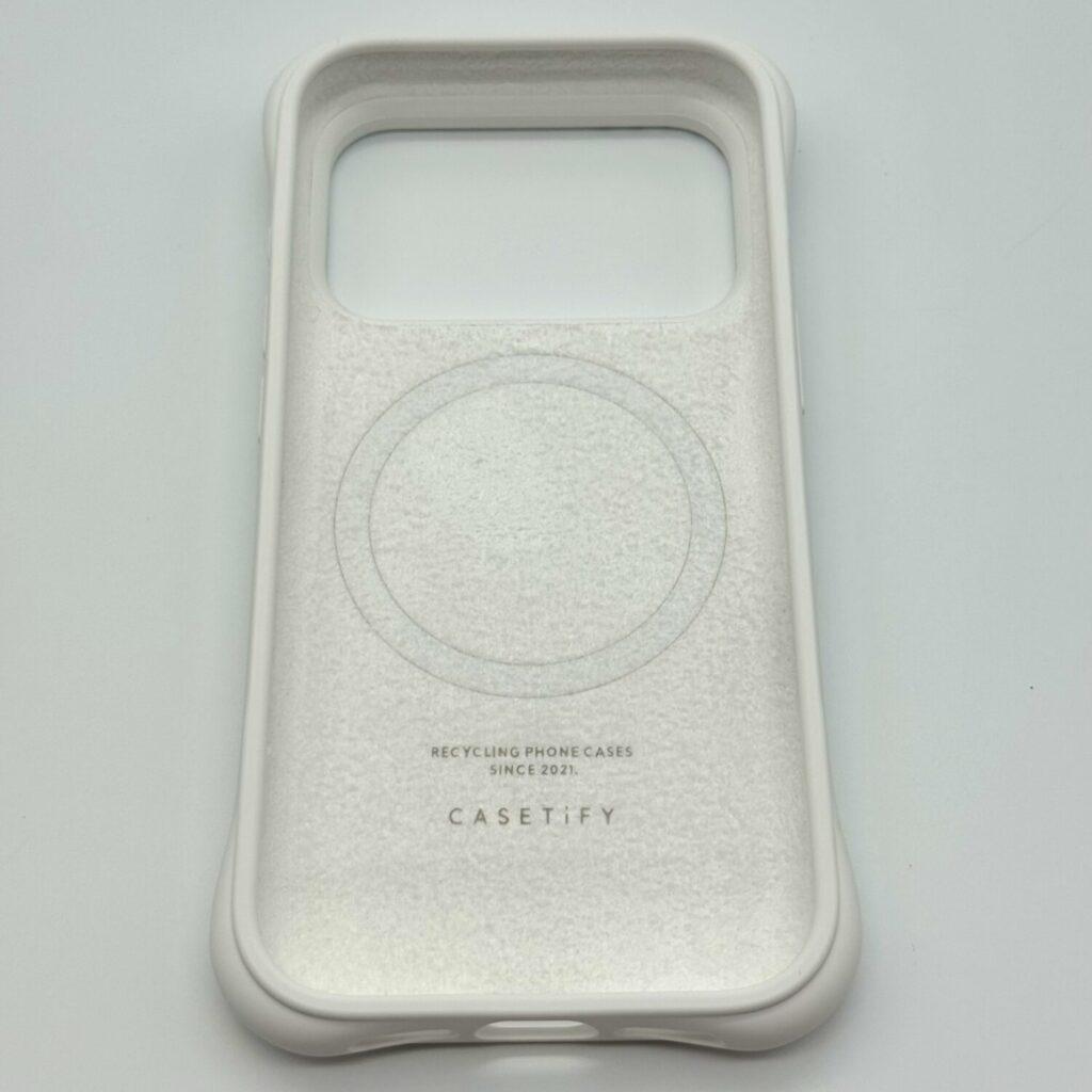 CASETiFY ウェーブ シリコンケースの内側の起毛素材とMagSafeリング