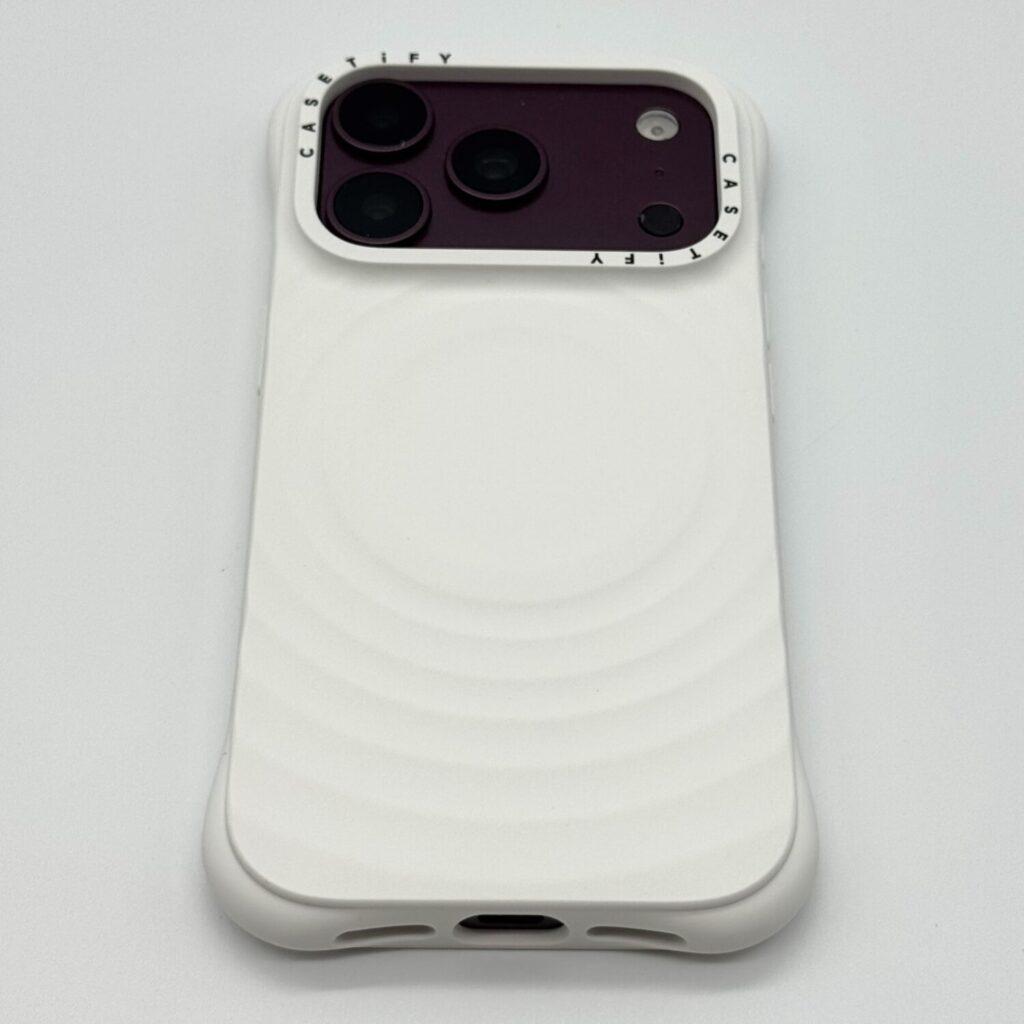 CASETiFY ウェーブ シリコンケースのカメラまわりのせり上がったフレーム