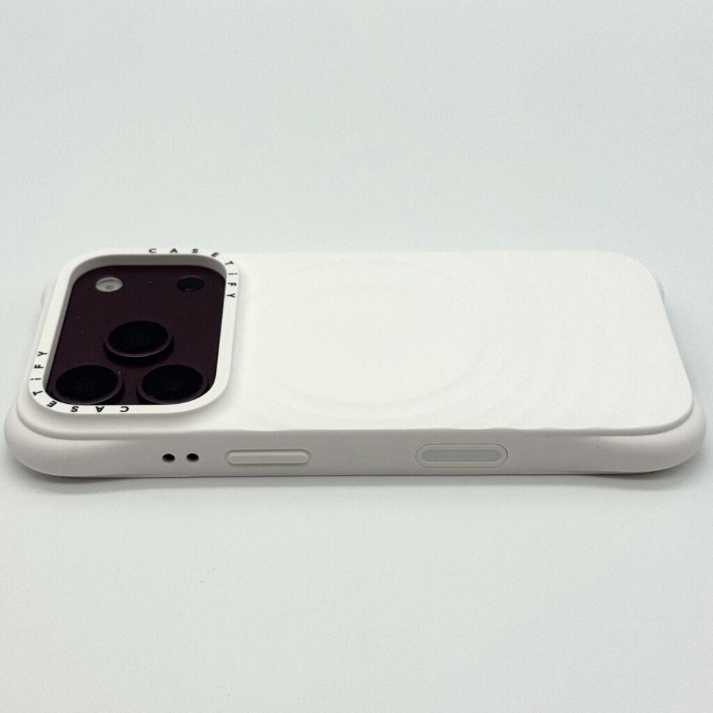 CASETiFY ウェーブ シリコンケースの電源ボタン側とストラップホール