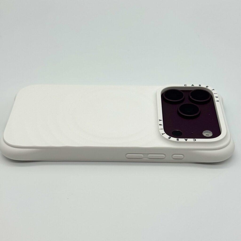 CASETiFY ウェーブ シリコンケースをiPhone 18に装着した側面