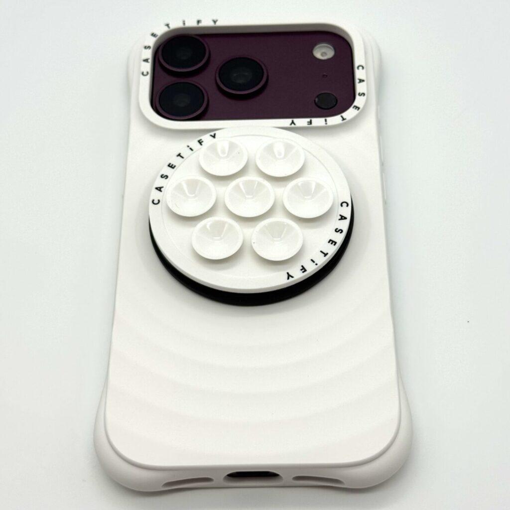 CASETiFY Snappy グリップスタンドをウェーブ シリコンケースにMagSafeで装着した背面
