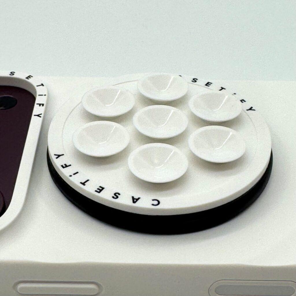 CASETiFY Snappy グリップスタンドの2層構造を斜めから見たところ