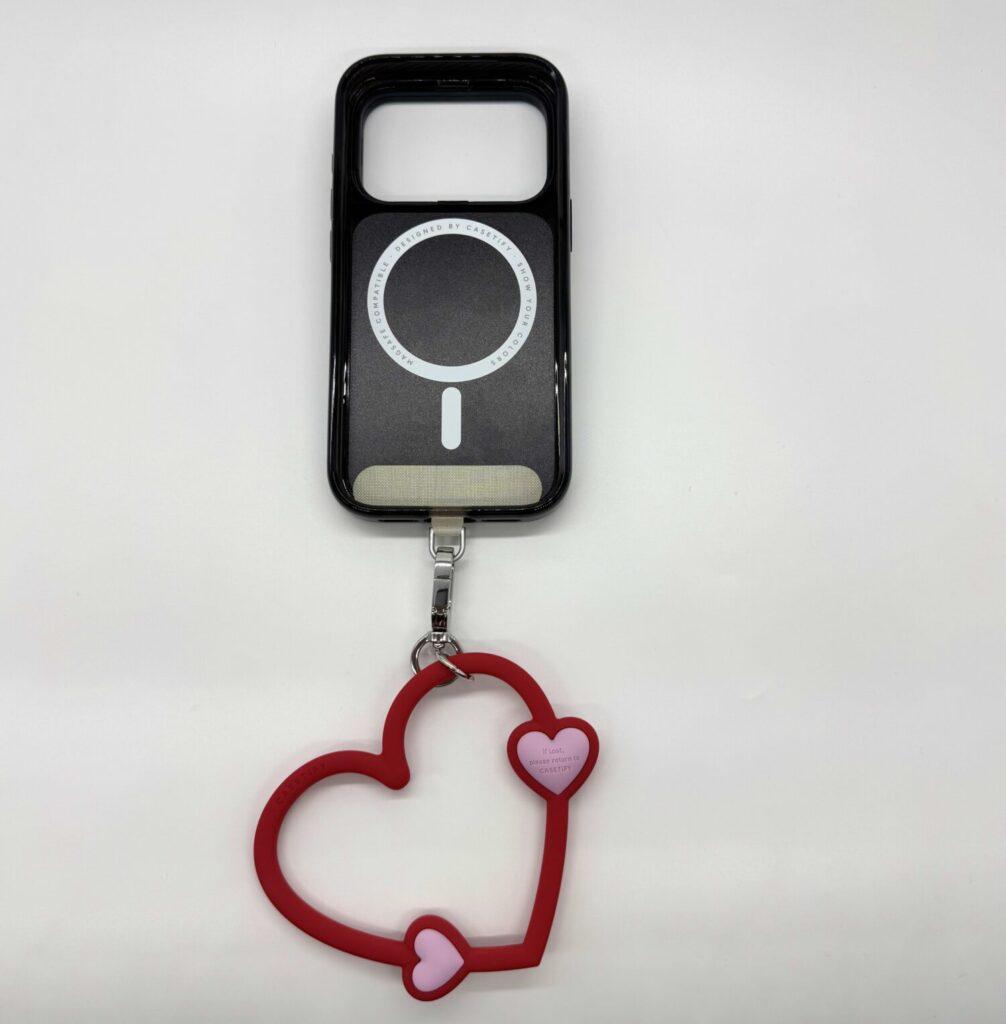 CASETiFYのジェリーリストレットにストラップアダプターを取り付けた状態