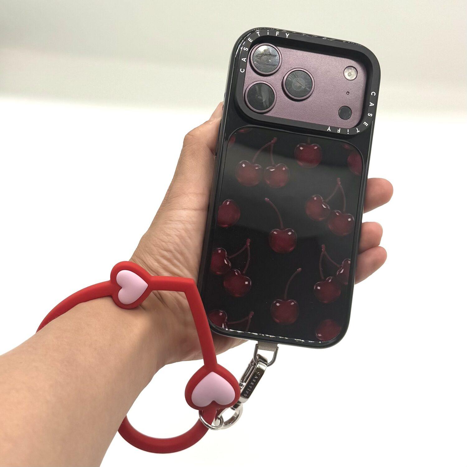 CASETiFYのジェリーリストレットを手首に通してiPhoneを持っている様子