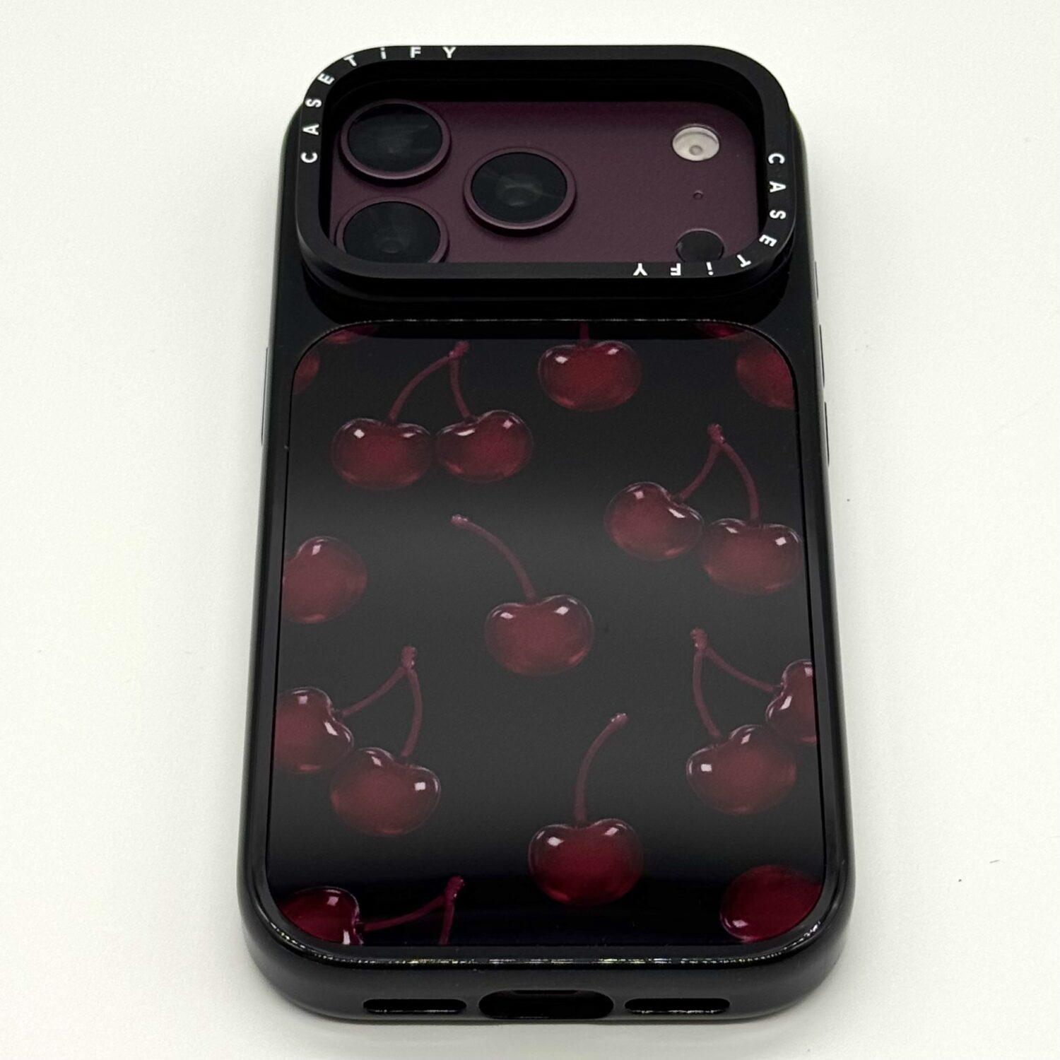 鍵でこすった後もプリントが剥がれていないCASETiFYのグレーズ背面
