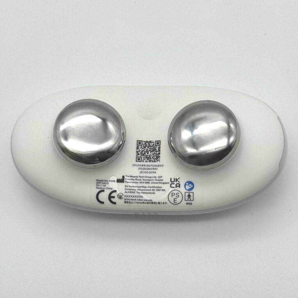 ZIIP HALO(ジップ ハロー)本体を裏返し、通電用端子と認証マークを写した写真