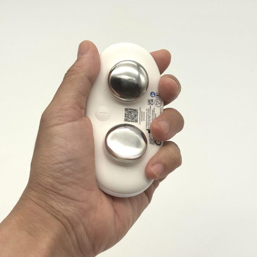 片手にZIIP HALO(ジップ ハロー)を持ったところ