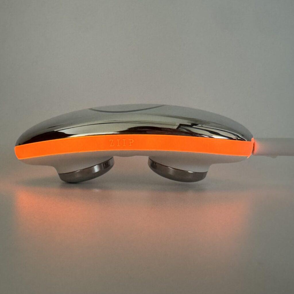 バッテリー残量が少ない時にオレンジ色に点灯するZIIP HALO(ジップ ハロー)本体