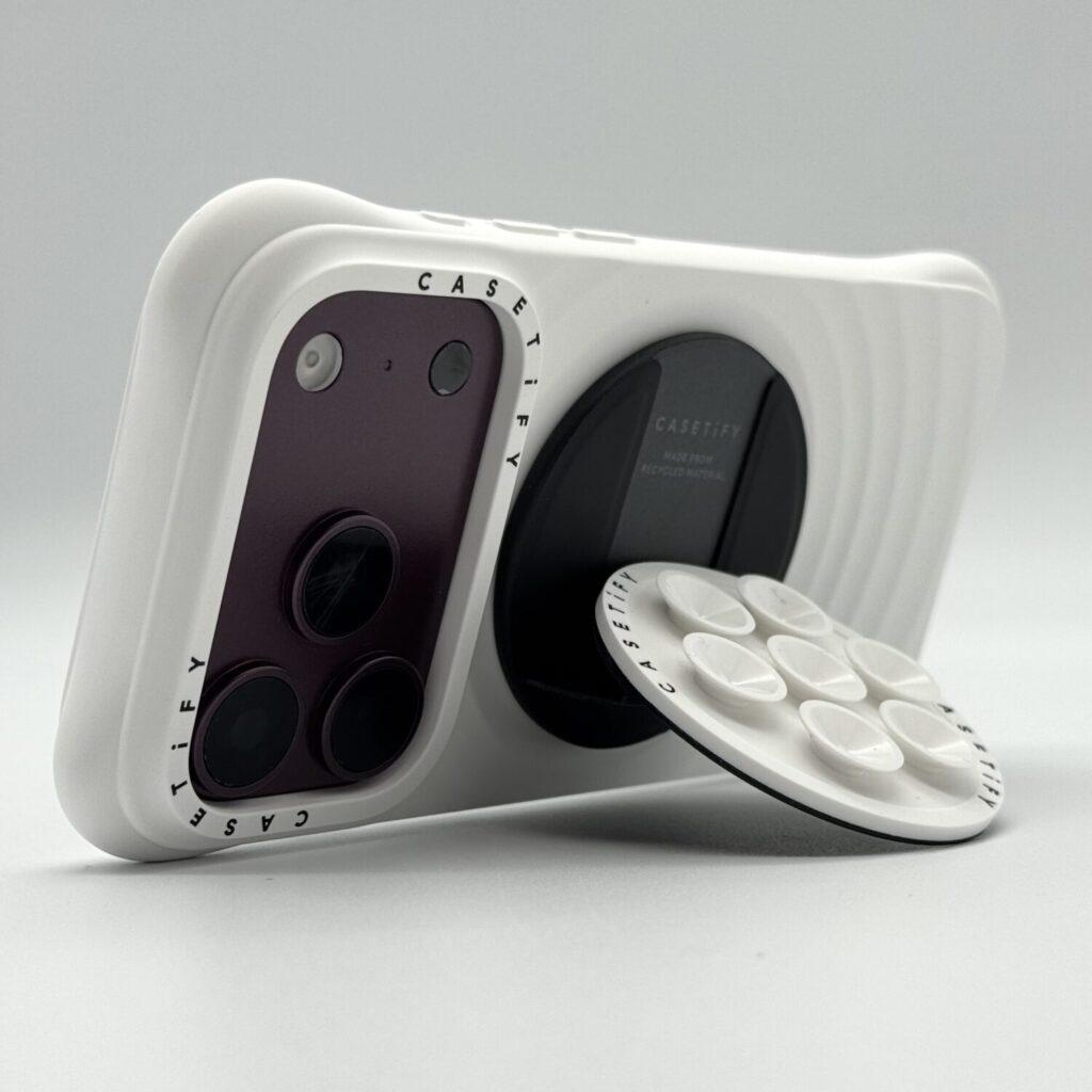 CASETiFY Snappy グリップスタンドをスタンドにしてiPhoneを立てたところ(横向き)