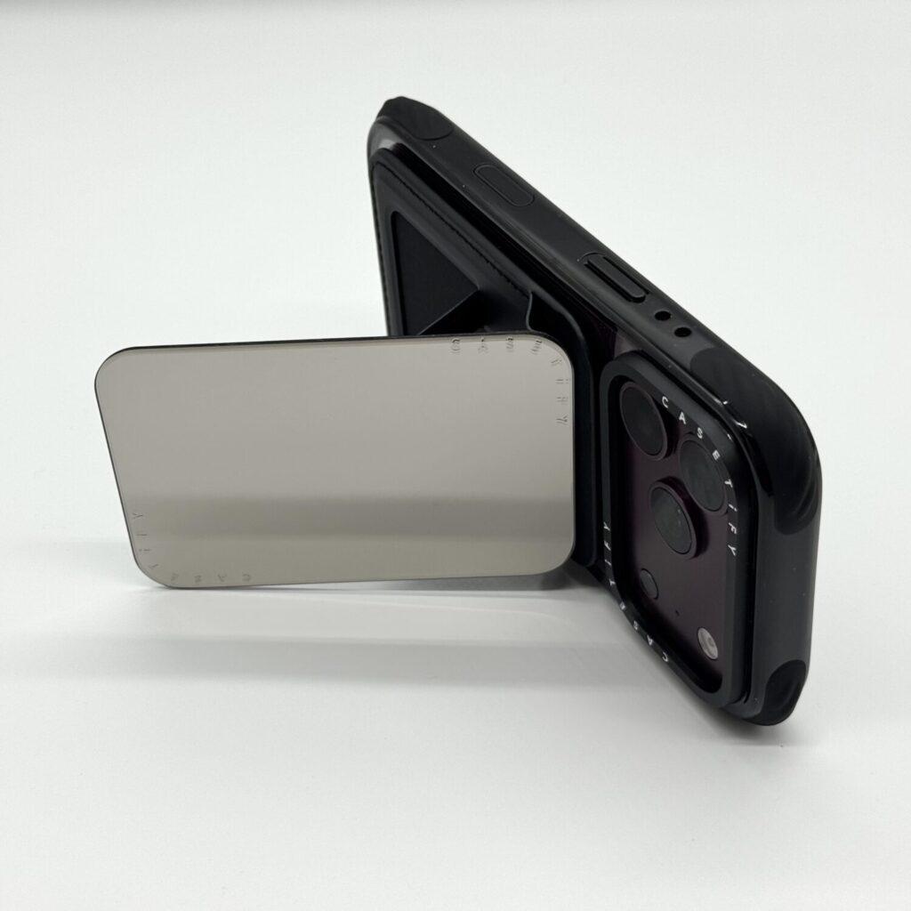 CASETiFY ミラーカードホルダースタンドでiPhoneを横置きにした様子