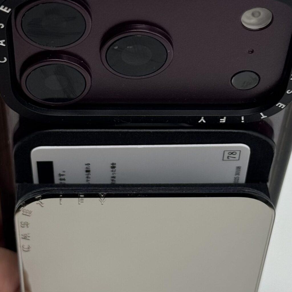 CASETiFY ミラーカードホルダースタンドにカードを1枚収納した様子