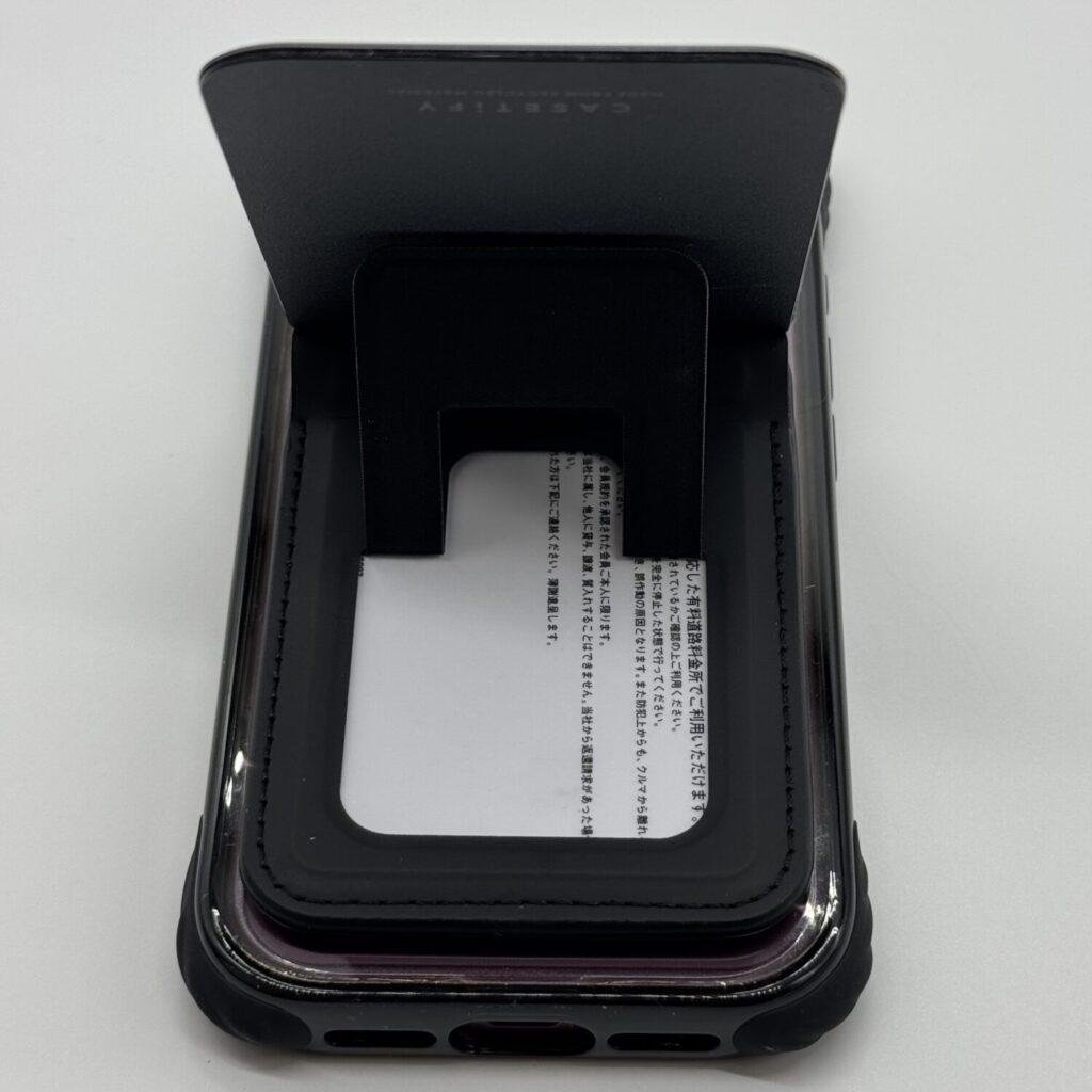 CASETiFY ミラーカードホルダースタンドを開いたカード収納部分