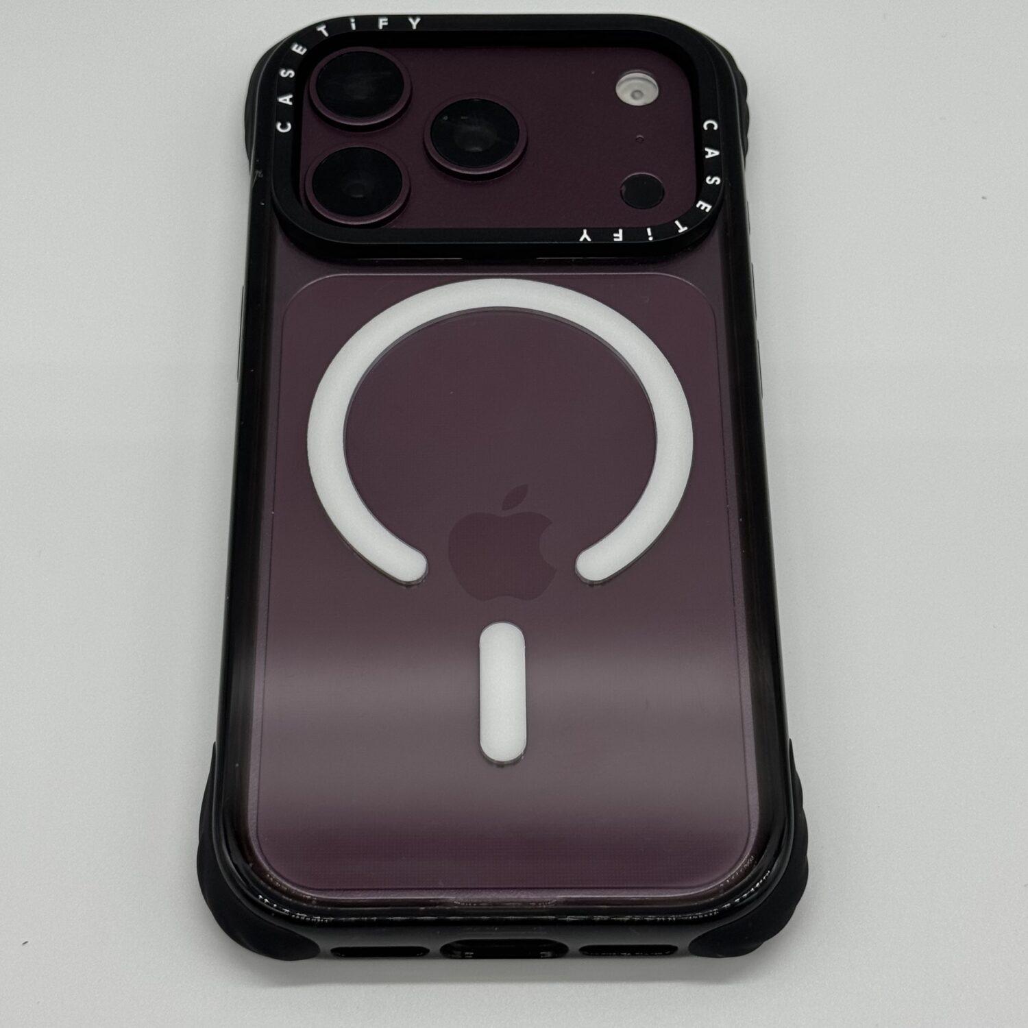 CASETiFY ウルトラインパクトケースをiPhone 18に装着した背面