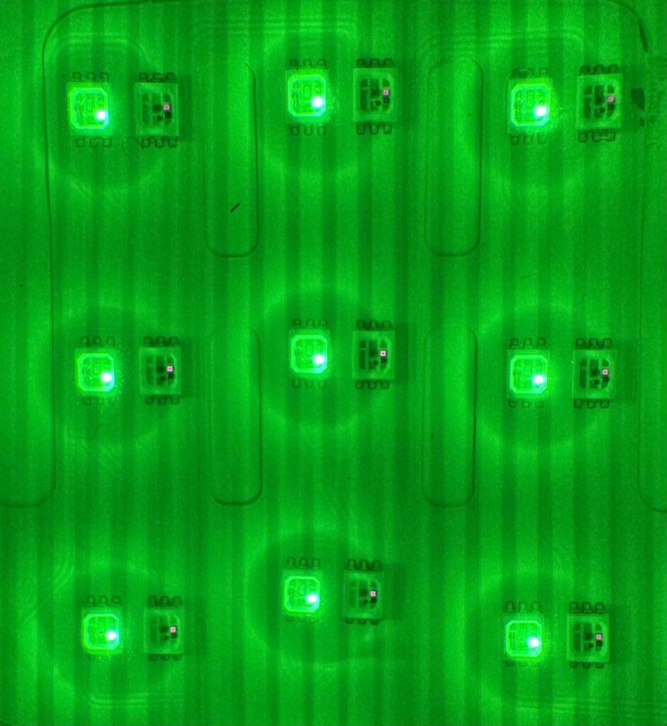 カレントボディ LEDマスク シリーズ3の緑色LEDが点灯している様子